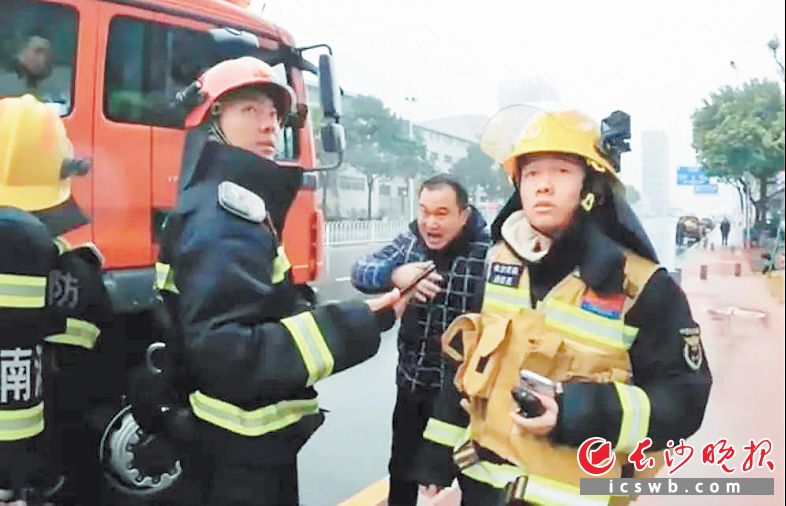 　　张豫带消防员灭火。  视频截图