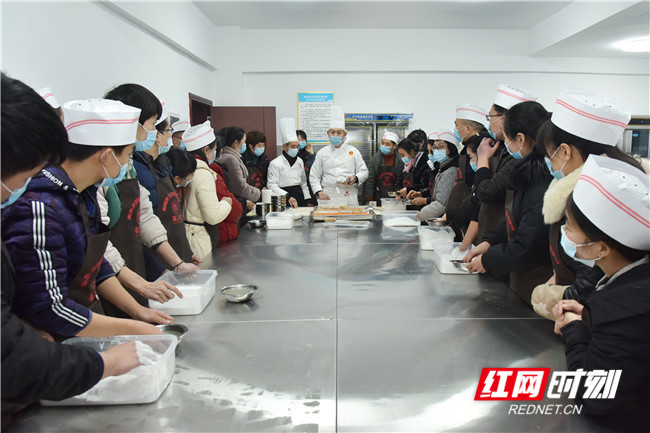 跟着大厨学做菜，“土菜名县”厨师培训助就业