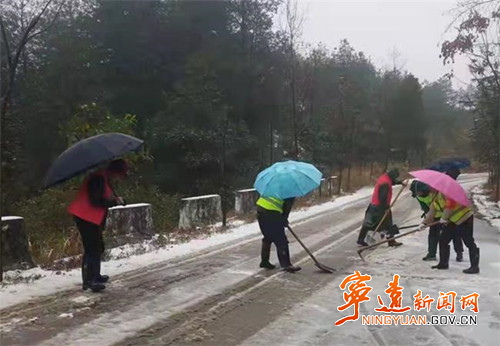 宁远：交警部门全力以赴抗冰雪  保畅安2_副本500.jpg