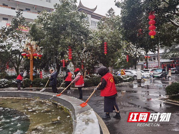 组图丨凤凰县：千名志愿者齐上阵 扫雪除冰 暖人心