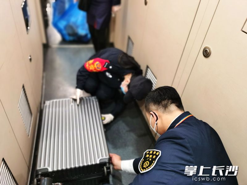 铁警发现这个行李箱无人认领，原来，有旅客拿错了行李箱。警方供图