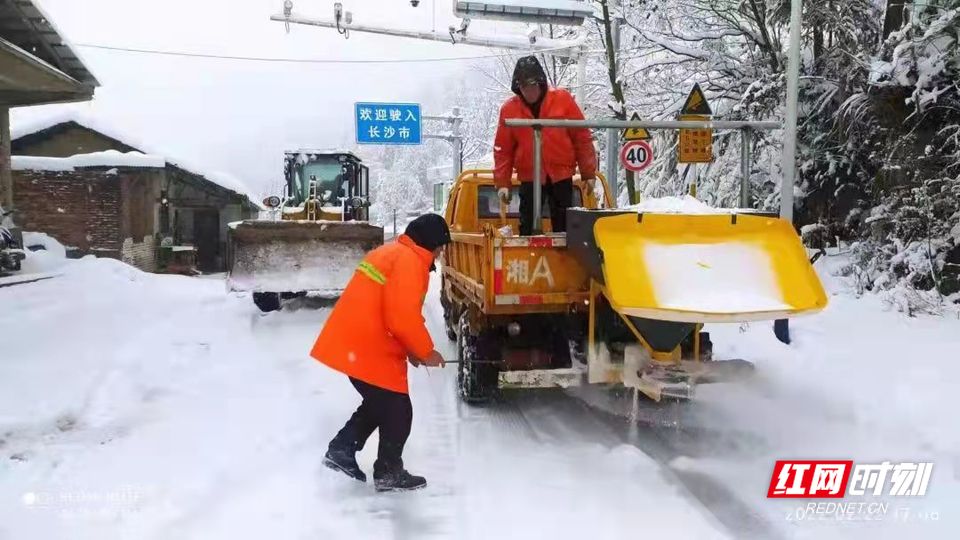 0222长沙交通运输系统冰雪中保畅通_3.jpg