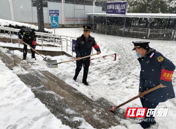 市交通执法支队与高速路产部门联合对高速公路撒融雪剂2_副本.jpg 市交通执法支队与高速路产部门联合对高速公路撒融雪剂2_副本.jpg