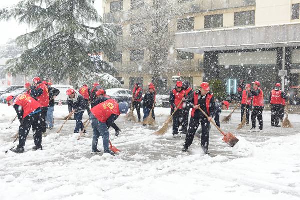 共青团员浴“雪”奋战中.jpg