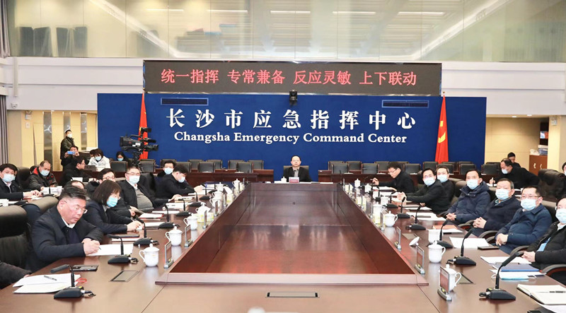 郑建新到市应急指挥中心，紧急视频调度应对全市低温雨雪冰冻天气，进一步安排部署疫情防控工作。长沙晚报通讯员 刘书勤摄