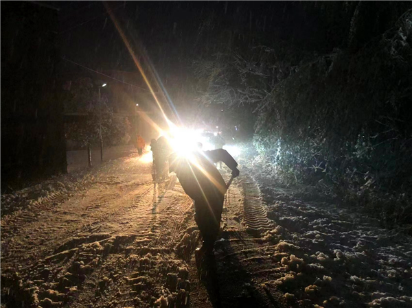 排头乡乡村干部、交警队员一同上路为行驶在雪夜中的车辆保驾护航.png