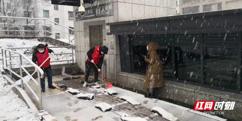 0222长沙交通运输系统冰雪中保畅通_2.jpg