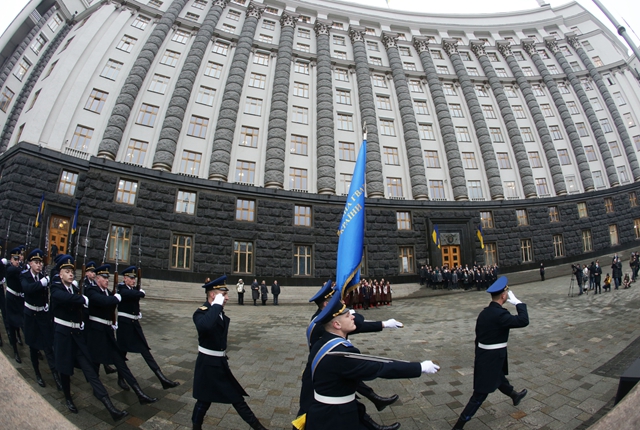 2月16日，在乌克兰首都基辅，乌国民卫队仪仗队行进至乌克兰政府办公大楼，庆祝该国首个团结日。新华社