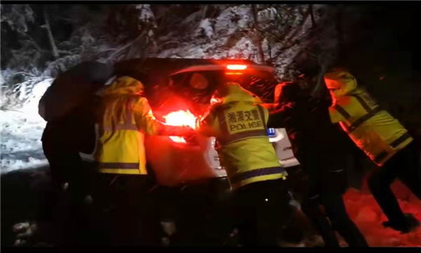 青山桥镇镇村干部、交警队员一同上路为行驶在雪夜中的车辆保驾护航.png