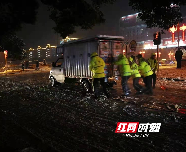 风雪夜、不眠夜，大祥交警通宵达旦破冰除雪保畅通_邵阳头条网