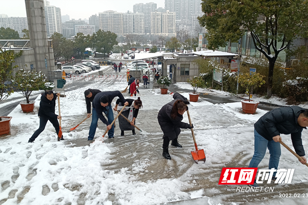 十三中教师扫雪.jpg