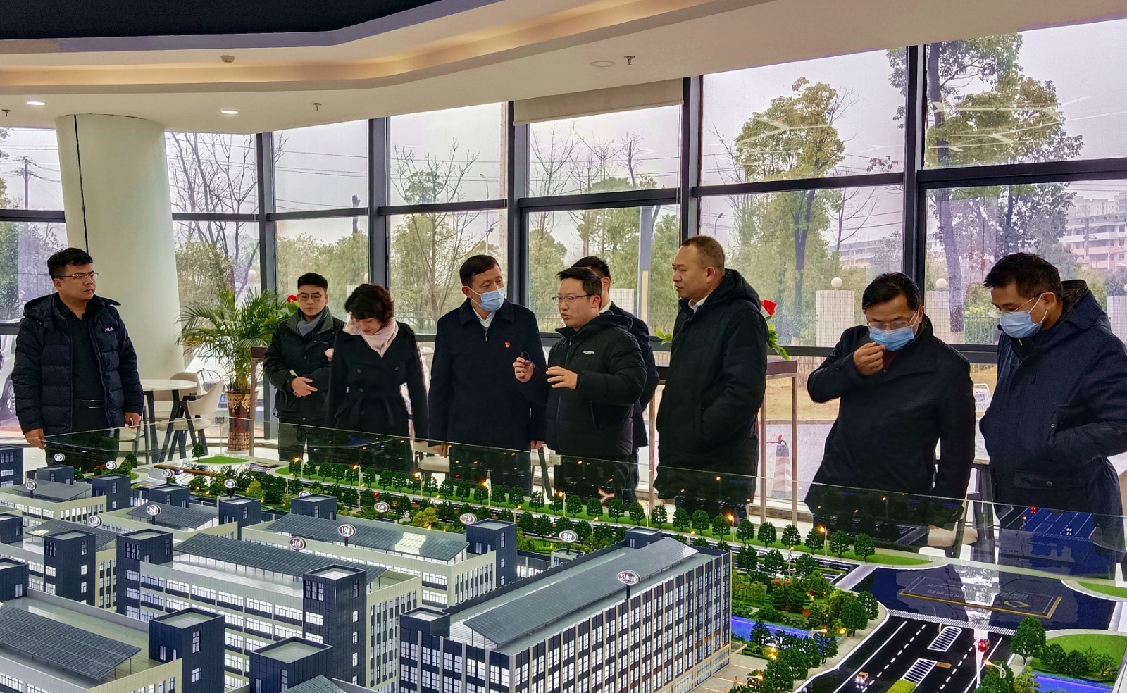 欧阳锋在郴州高新区调研：致力在“一极六区”建设中当主力作示范1.jpg