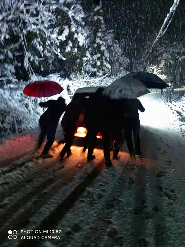 分水乡乡村干部、交警队员一同上路为行驶在雪夜中的车辆保驾护航.png