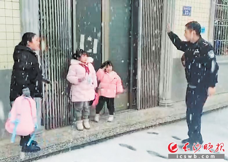 民警将这母女3人送到家后，5岁女孩敬礼致谢。长沙晚报通讯员 汤祖浩 摄