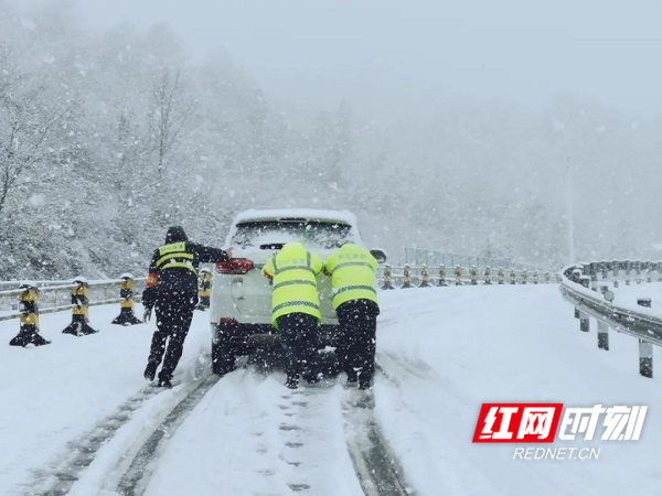 10张图见证风雪一线 湖南高速集团出动12万人次保障公路畅通