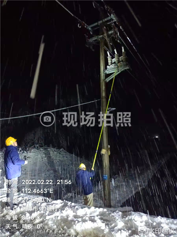 青山桥镇电力部门已全员下到一线抢修因大雪受损的供电设备。.png