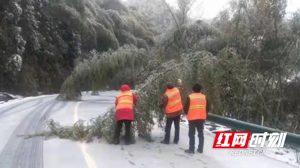 城步县清理路障_副本.jpg 城步县清理路障_副本.jpg