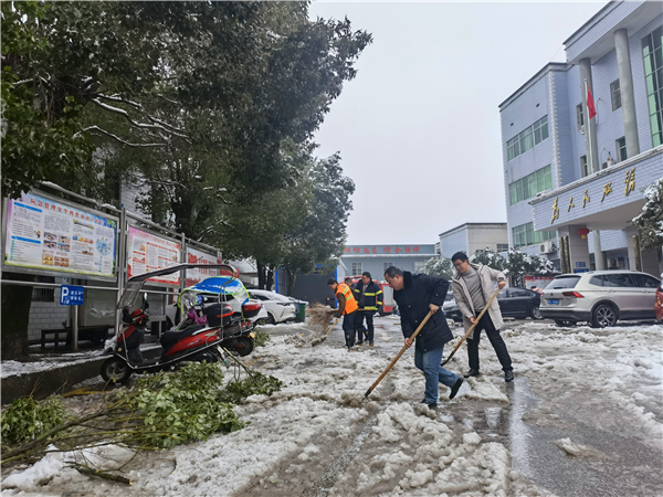 中路铺镇干部开展扫雪行动.png