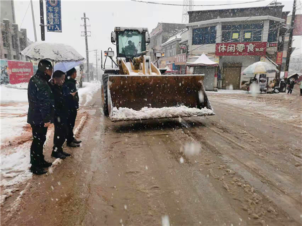 河口镇用大型铲车铲除道路积雪，保障道路畅通。.png