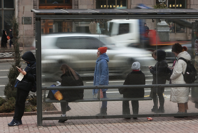 2月10日，市民在乌克兰基辅一处公交站等车。新华社