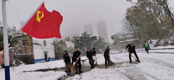 党旗在冰雪中高高飘扬.jpg