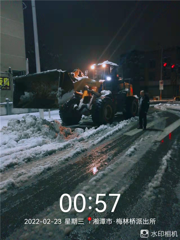 凌晨1点，铲雪车持续作业.png