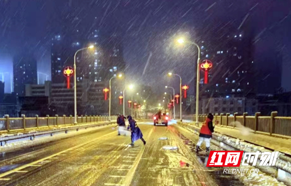 公路部门总动员,“浴雪”奋战保畅安:邵阳市公路建设养护中心组织上百名志愿者在资江一桥、二桥、重要路段以及社区开展除雪保畅安活动_副本.jpg 公路部门总动员,“浴雪”奋战保畅安:邵阳市公路建设养护中心组织上百名志愿者在资江一桥、二桥、重要路段以及社区开展除雪保畅安活动_副本.jpg