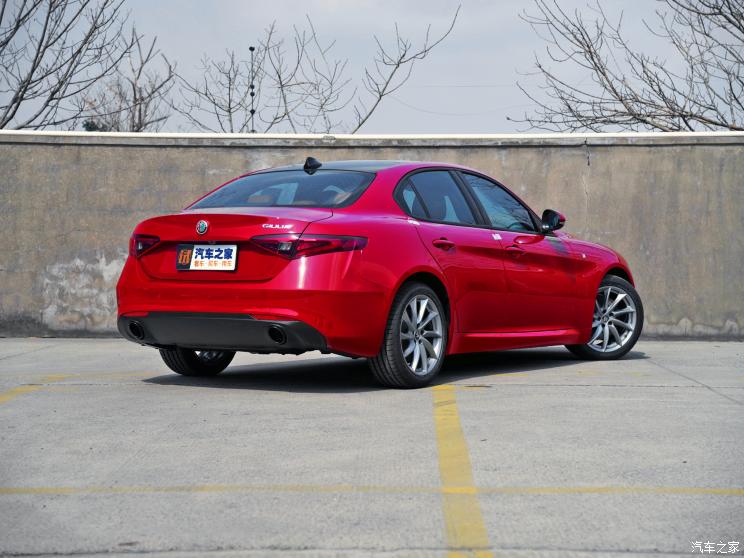 阿尔法·罗密欧 Giulia 2022款 2.0T 280HP Ti 驾控版