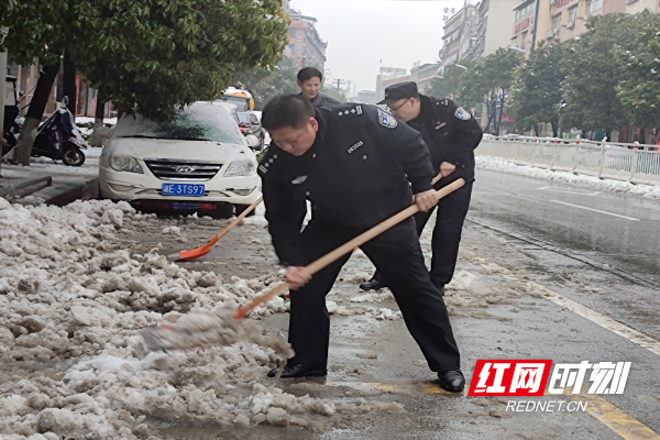 隆回交警：强化雪天路面管控 消除隐患保畅通_邵商网