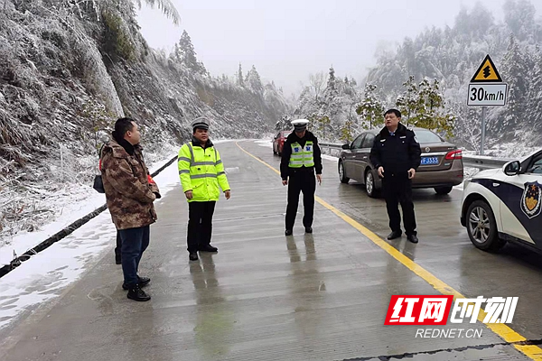 民警在冰雪路段值守。.jpg