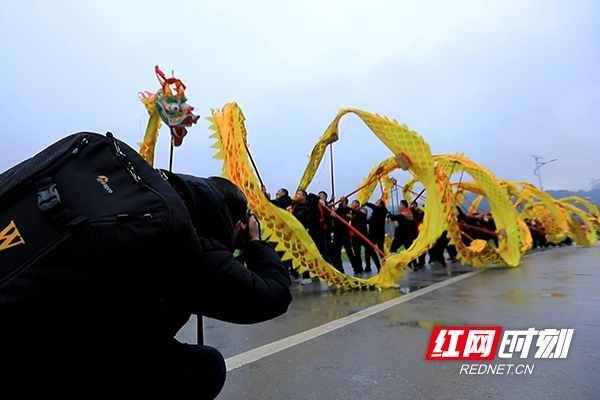 陈卫平在武水镇尧丰村拍摄舞龙祈福活动.jpg