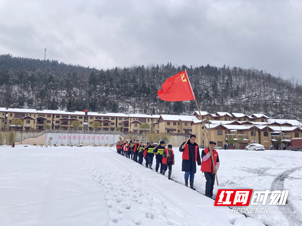 党员服务队、爱心志愿者齐上阵现场.jpg