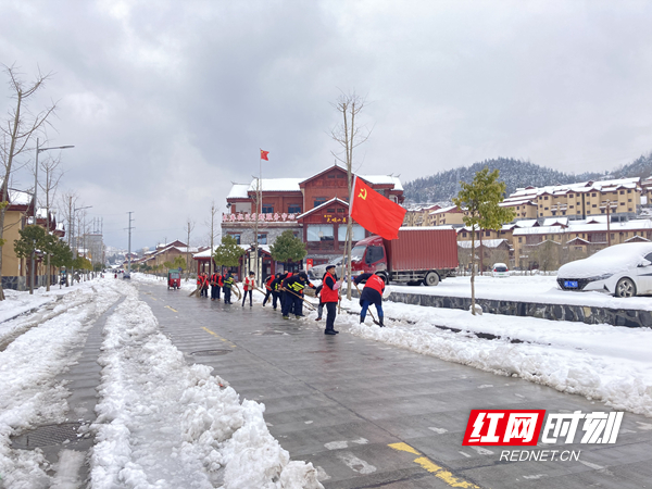 安置区天星山大道扫雪除冰现场.jpg
