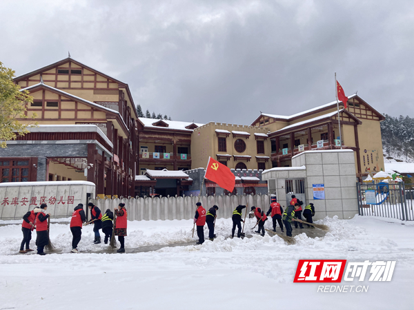 安置区幼儿园扫雪除冰现场.jpg