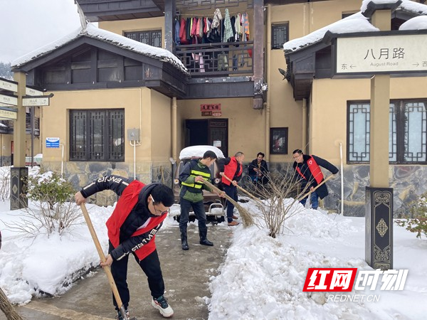 搬迁户唐付东入户道路扫雪除冰现场.jpg