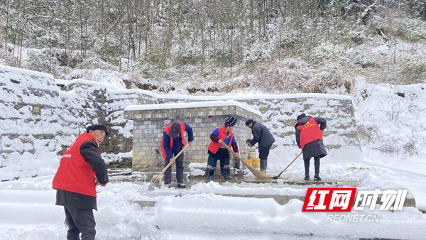 对安置区水井扫雪除冰现场.jpg
