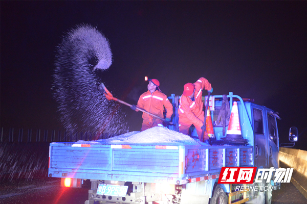 养护工人对郴江大桥进行预防性撒布融雪剂。_副本.jpg