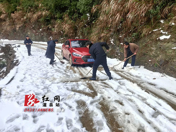 铲雪保通行.gif