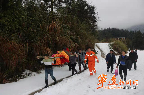 宁远：大雪封路 村民突发重疾被困   乡消防中队严寒中紧急救援_副本500.jpg