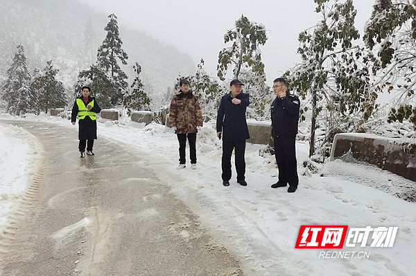 新田：“警色”映雪地 铲雪保畅通