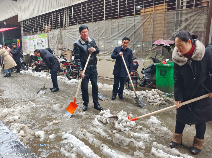 图：区人大常委会党组书记、主任万里（中）在市场内扫雪除冰.png