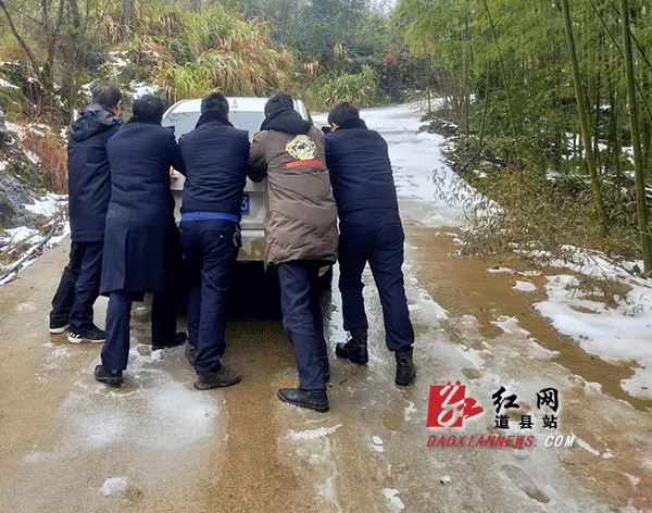帮群众车辆脱困.gif