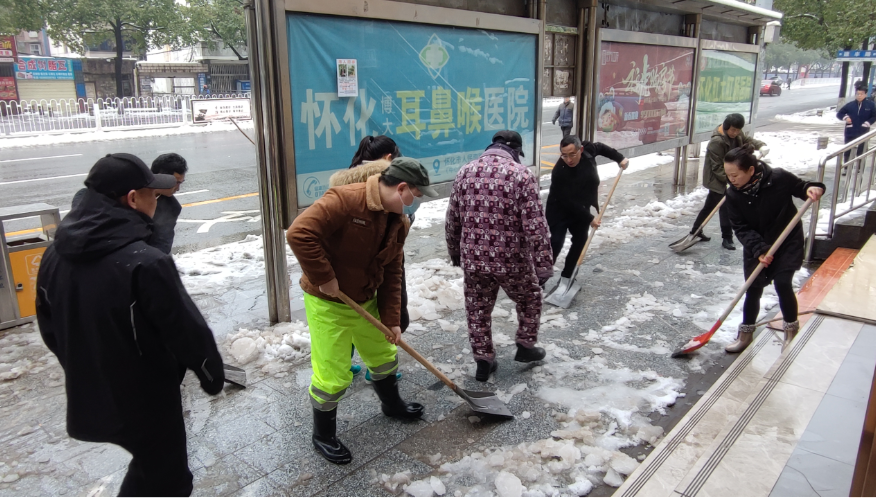图：区人大干部职工在人行道扫雪除冰.png