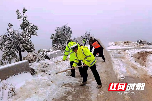 民警正在路上铲雪。1jpg.jpg