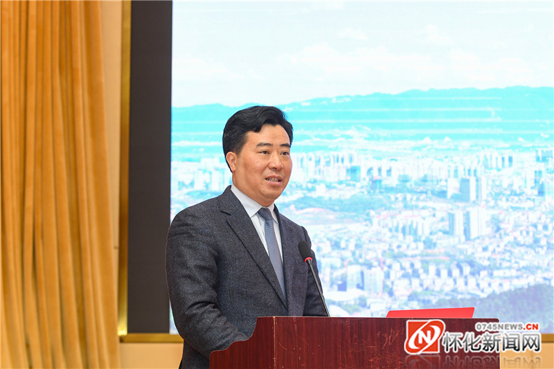 市委副书记、市长黎春秋主持。(以上照片均由记者 杨智伟 摄)