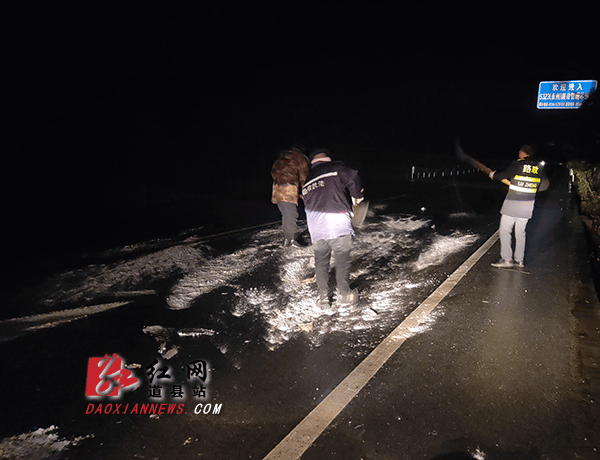 公路部门连夜铲雪除冰.gif
