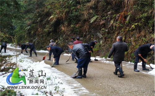 汇源瑶族乡：破冰铲雪保安全1.jpg