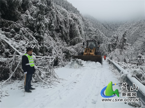 汇源瑶族乡：破冰铲雪保安全.jpg