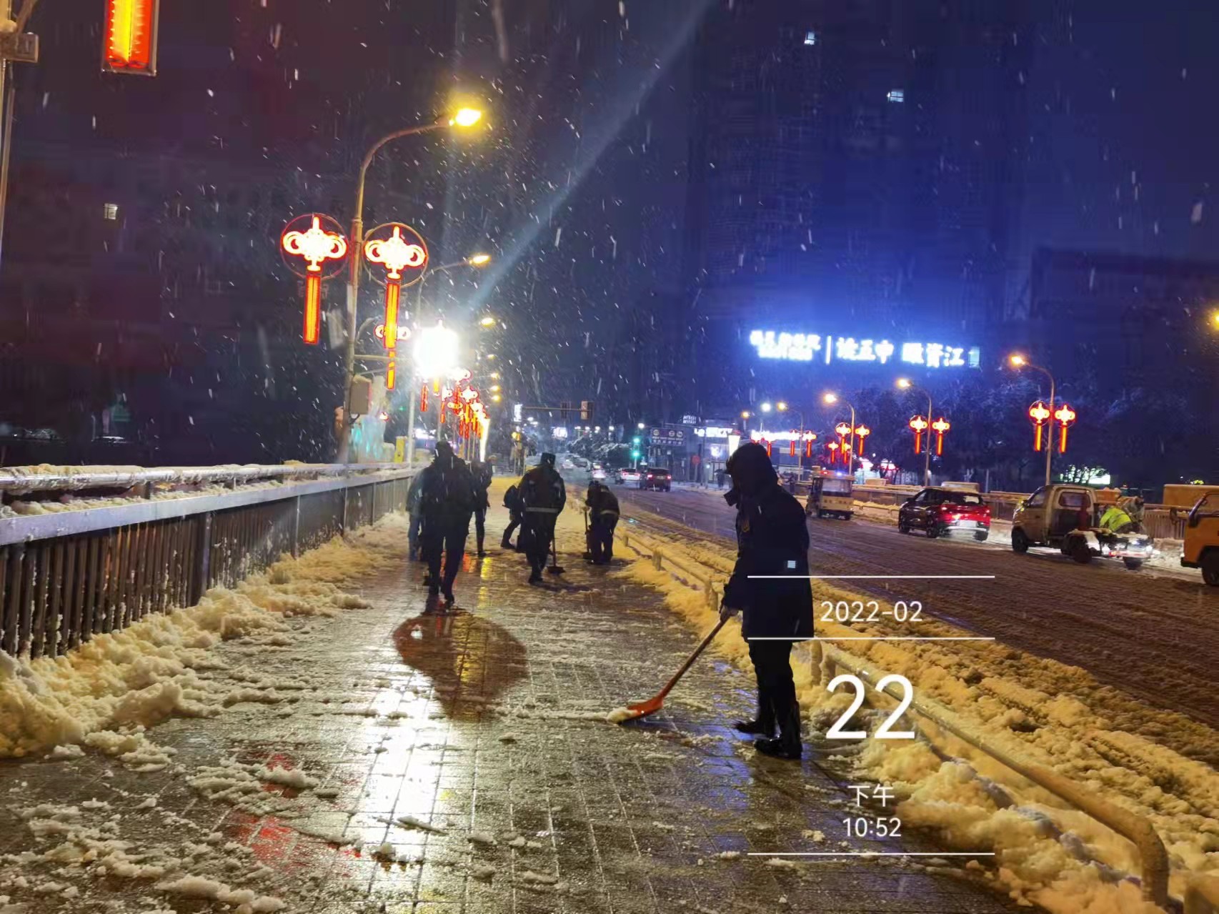 大祥城管抗击冰雪保畅通_邵阳头条网