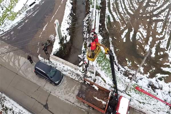 航拍强降雪后抢修路灯.png 航拍强降雪后抢修路灯.png